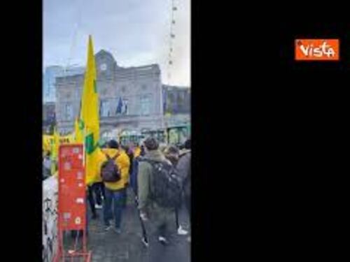 Bruxelles blindata per la protesta degli agricoltori, barricate e roghi vicino al Consiglio Ue