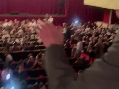 Applausi e cori per Vittorio Feltri in teatro da Cruciani