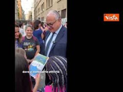 Gualtieri tra gli studenti durante la "Notte Bianca delle scuole aperte"