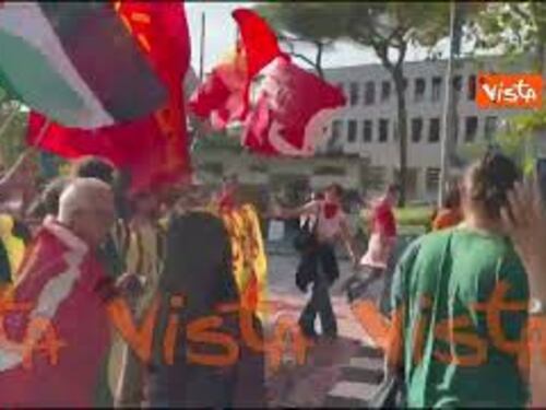 "Se non cambierà, intifada pure qua". Gli slogan al corteo pro Palestina a Roma