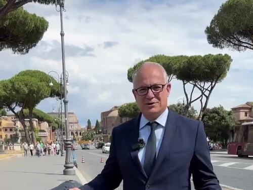 Gualtieri inaugura i "Cestò" per ripulire Roma. Valanga di critiche sui social