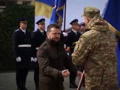Zelensky visita le truppe della Guardia Nazionale ucraina