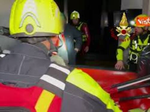Maltempo in Lombardia, a Bellinzago Lombardo i Vigili del Fuoco soccorrono la popolazione in gommone