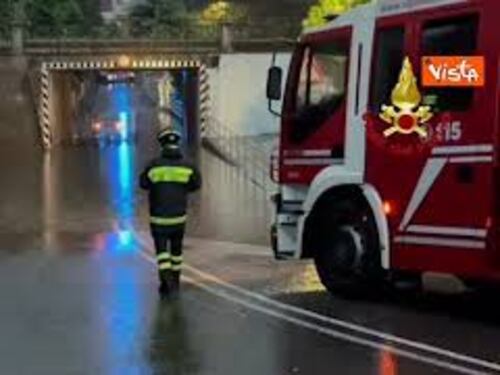Maltempo e allagamenti in Lombardia, Vigili del Fuoco al lavoro a Varese e Como