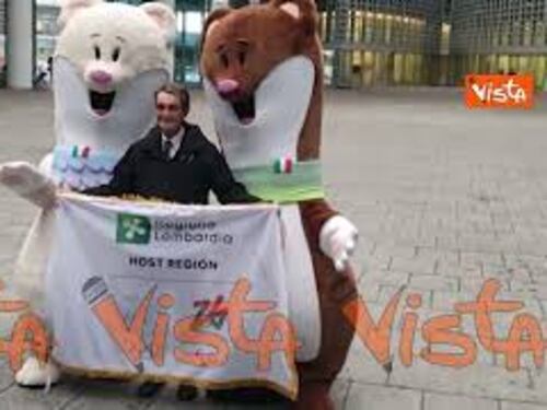 Fontana accoglie le mascotte di Milano-Cortina 2026 in Piazza Lombardia a Milano