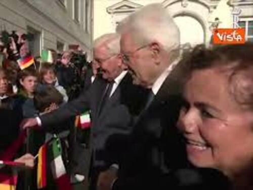 Steinmeier e Mattarella a Palazzo Bellevue con studenti bilingue: Bellissime le due bandiere insieme