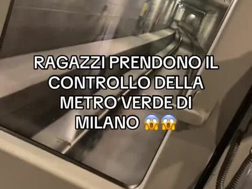 Ragazzini nella cabina guida di coda della Metro M2 di Milano
