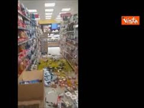 Terremoto a Napoli, le immagini dall'interno di un supermercato a Pozzuoli dopo la scossa
