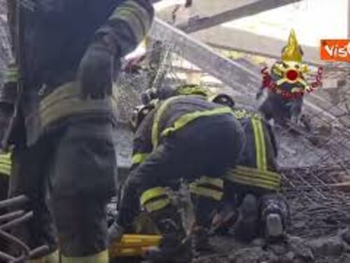 Cede trave in un cantiere a Firenze, le operazioni di soccorso dopo il crollo
