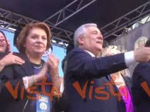 Tajani canta "Azzurra libertà" sul palco di Napoli all'evento per chiusura campagna elettorale