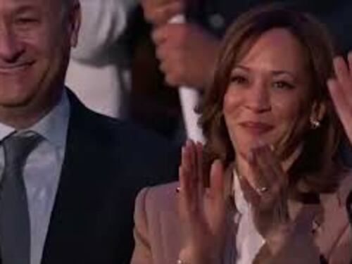 Biden abbraccia commosso la figlia Ashley, che lo presenta sul palco della convention dem a Chicago