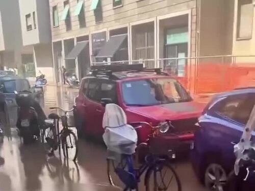Operai rompono un tubo durante i lavori: isolato allagato a Milano nei pressi del tribunale
