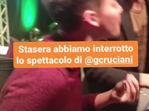 Ultima generazione interrompe lo spettacolo di Cruciani: lui li caccia
