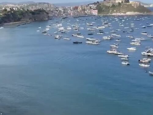 A tutta velocità sotto i Faraglioni, ecco cosa succede a Capri: il video denuncia
