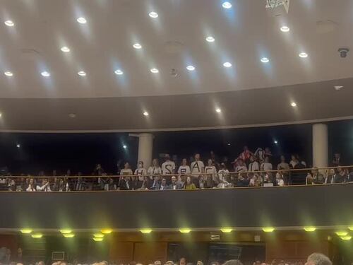 Le proteste della sinistra durante il voto all'europarlamento