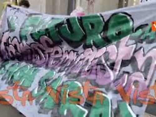 Protesta dei manifestanti dell'8 marzo contro Zara a Milano: "Complice del genocidio"