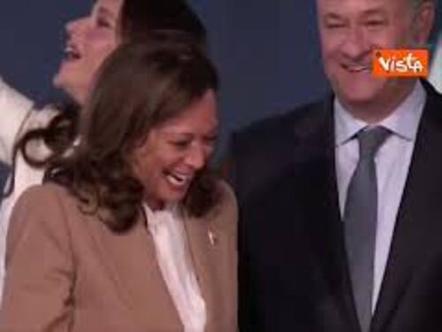 Joe Biden passa il testimone a Kamala Harris, l'abbraccio sul palco della convention dem a Chicago