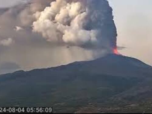 Etna in eruzione, fontane di lava e nubi di cenere vulcanica. Voli ridotti all'aeroporto di Catania