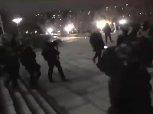 Soldati e poliziotti sudcoreani lasciano il parlamento si Seoul