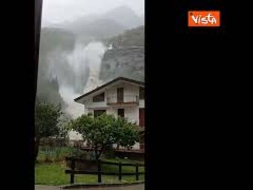 Maltempo al Nord, le immagini impressionanti della cascata di Noasca nel torinese