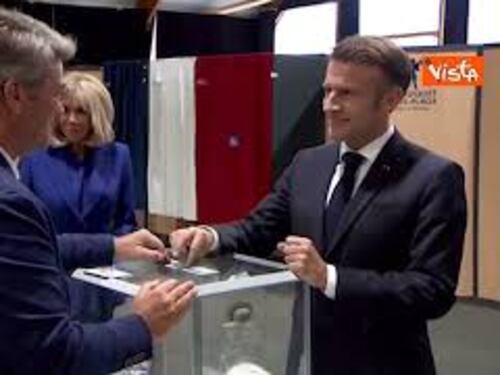 Macron alle urne, le immagini del voto del Presidente per le elezioni in Francia
