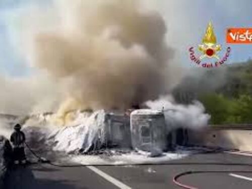 Incidente stradale sulla A1, traffico paralizzato, l'intervento dei Vigili del Fuoco