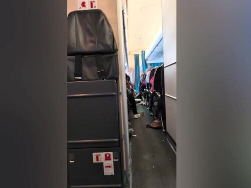 Passeggeri proiettati verso il soffitto e grida di terrore: l'aereo della Scandinavian Airlines precipita per 2mila metri