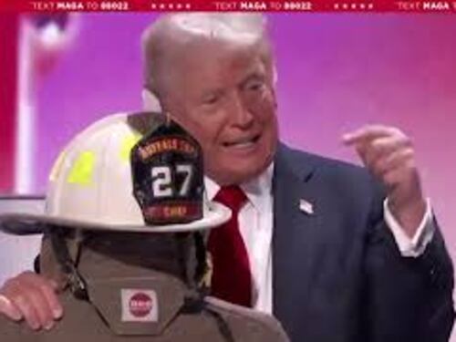 Trump bacia l'elmetto di Corey Comperatore, l'omaggio a Vigile fuoco ucciso al comizio da uno sparo