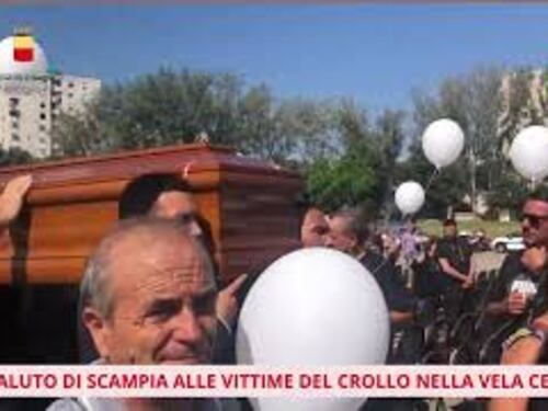 Funerali vittime crollo a Scampia, il lancio di palloncini bianchi al termine della funzione