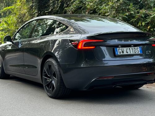 Tesla Model 3 Performance 2024: guarda il video in pillole della super berlina elettrica