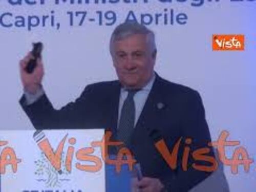 Tajani arriva in conferenza stampa al termine del G7, sul leggio un paio di occhiali che restituisce