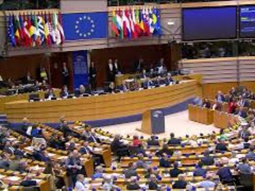 Proteste al parlamento Ue durante la votazione del patto immigrazione e asilo