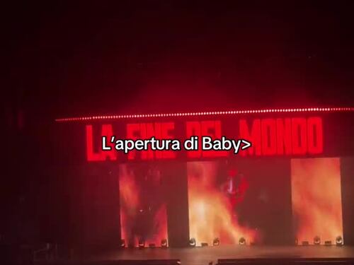 Il video di apertura di Baby gang al concerto di Milano