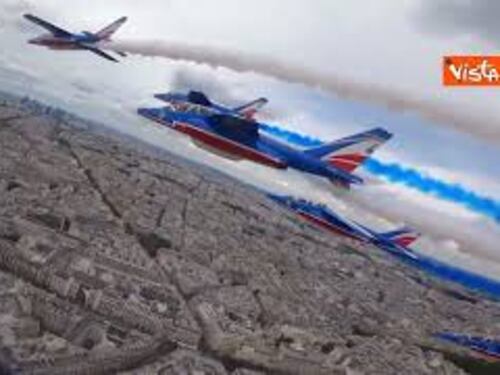 Spettacolare volo della Patrouille de France per il 14 luglio, immagini dalla cabina di pilotaggio