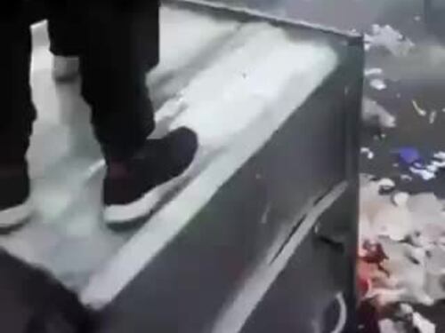 Nika Shakarami brucia un velo durante le proteste in Iran del 2022