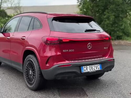 Mercedes EQA 300 4Matic: il video in pillole del crossover elettrico premium