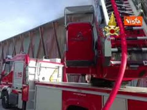 Incendio a Cavenago di Brianza lungo la A4, in fiamme azienda agricoltura verticale