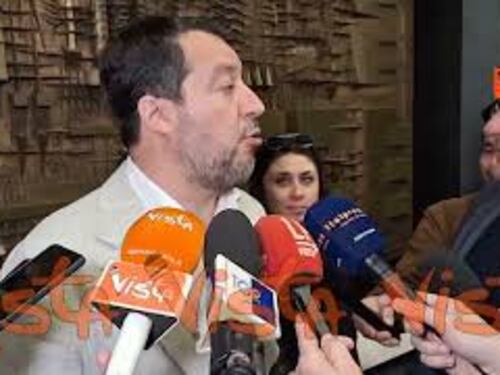 Salvini: "Tappo delle bottigliette che si incastra nel naso difende ambiente? Punti di vista"