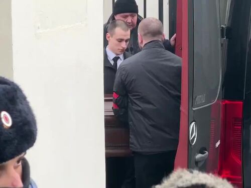 L'arrivo del feretro di Navalny alla chiesa di Mosca, tra i cori della folla