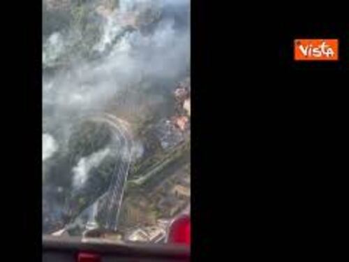 Vasto incendio a Roma, Gualtieri in elicottero sorvola la zona del rogo con il Prefetto Giannini