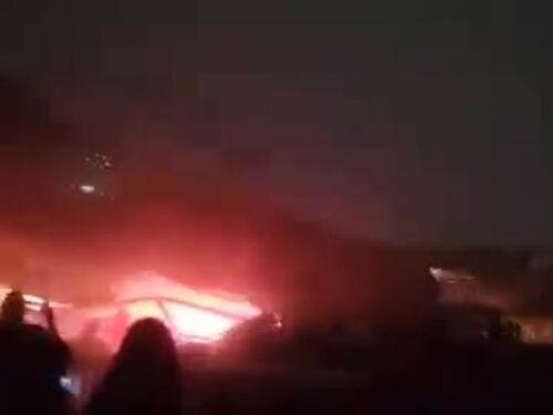 Messico, momenti di terrore al comizio quando crolla il palco: il video choc