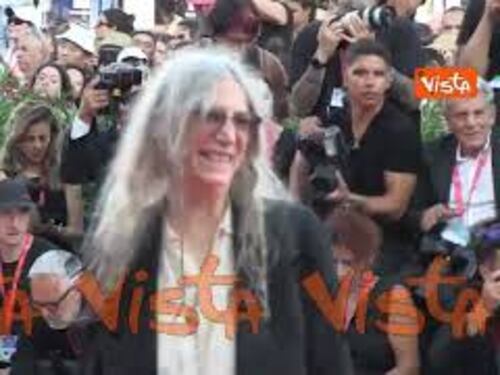 Venezia 81, Patti Smith sfila sul red carpet. Per lei un look rock con treccine e stivali da biker