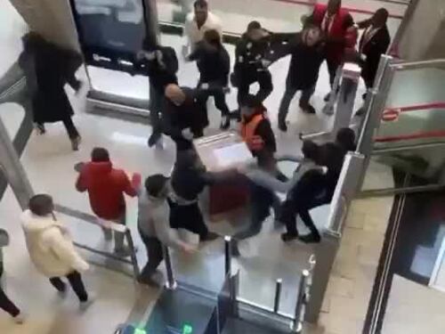 Parigi, assalto all'aeroporto: così cercano di bloccare un rimpatrio