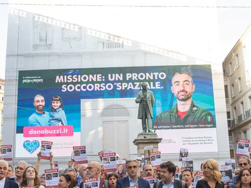 "Portiamoli a casa". A Milano un flash mob per gli ostaggi di Gaza