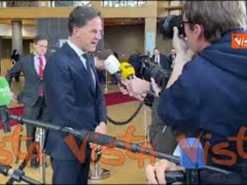 Il primo ministro olandese Rutte scavalca il cordone per avvicinarsi ai cronisti a Bruxelles