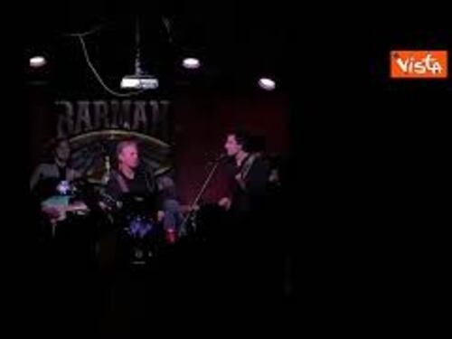 Il segretario di Stato Usa Blinken canta “Rockin’ in the Free World” in un locale di Kiev
