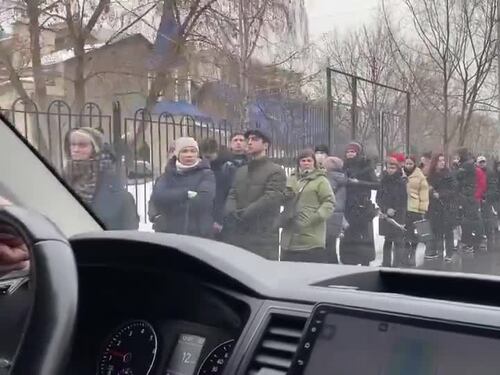 La folla in attesa dell'arrivo del feretro di Navalny