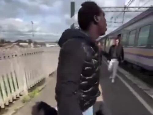 Aggressione a un capotreno Trenord: lo straniero lo scaraventa a terra