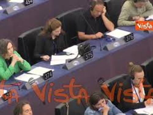 Ilaria Salis prende appunti durante discorso von der Leyen all'Eurocamera