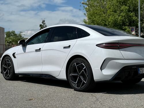 BYD Seal AWD Excellence: sfida a Tesla Model 3, il video in pillole